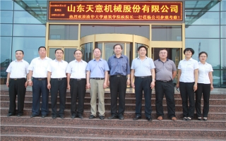 清華大學(xué)建筑設(shè)計(jì)研究院副院長(zhǎng)、研究員侯建群蒞臨