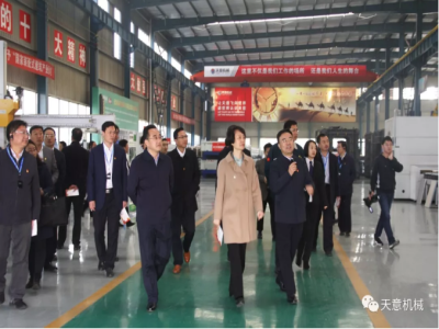 濟(jì)寧市委常委、組織部部長(zhǎng)孔凡萍帶領(lǐng)全市“兩新”組織黨建工作現(xiàn)場(chǎng)觀摩團(tuán)蒞臨天意機(jī)械調(diào)研指導(dǎo)